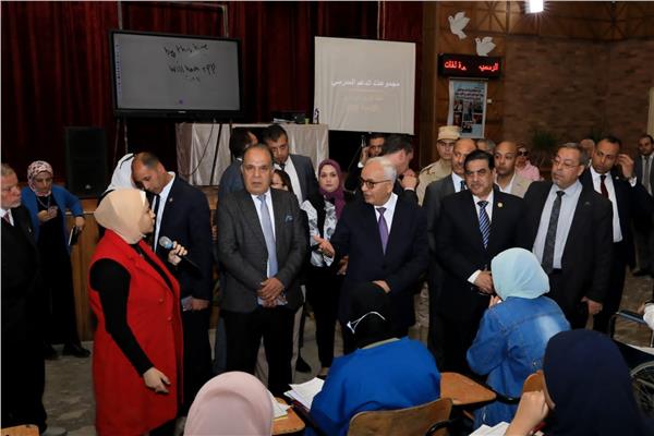 وزيرالتعليم يتفقد مجموعات الدعم بمدرسة محمد زهران 