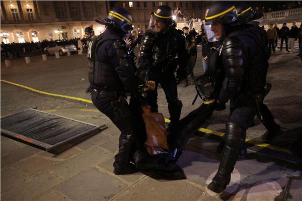 قوات الشرطة الفرنسية تلقي القبض على بعض المحتجين الغاضبين