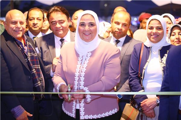 وزيرة التضامن الاجتماعي  تفتتح معرض « ديارنا عربية» للعبايات ومستلزمات رمضان .