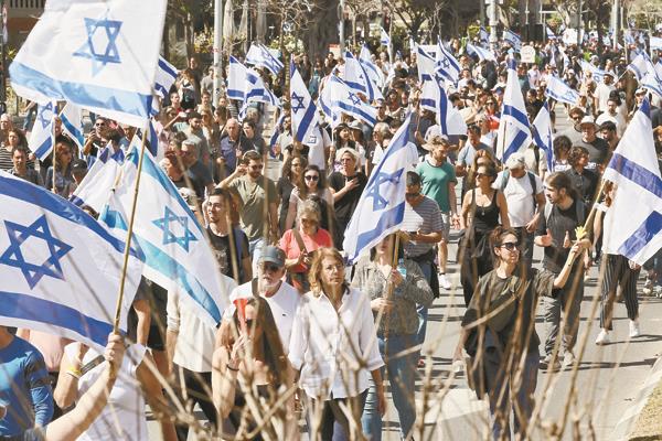  تصاعد حدة المظاهرات والعنف يهدد بحرب أهلية فى إسرائيل