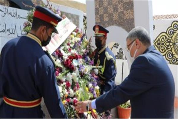  نائب محافظ المنيا يضع إكليلا من الزهور على النصب التذكاري بمناسبة العيد القومي