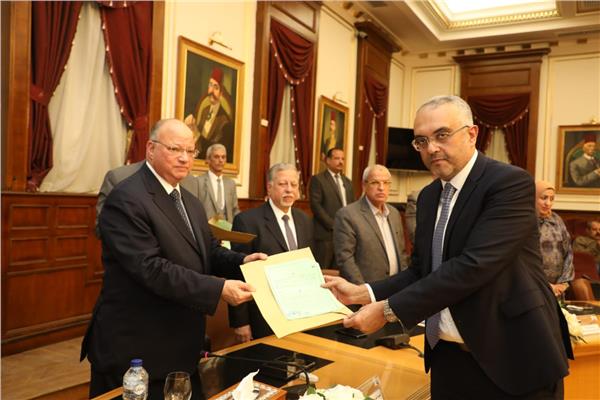 محافظ القاهرة خلال تسليم العقود