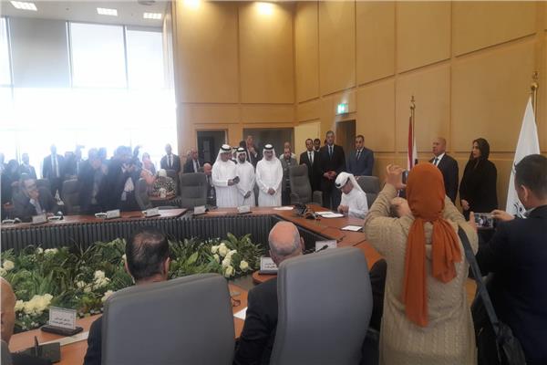 وزارة النقل ومجموعة موانئ أبوظبي توقعان علي 7 اتفاقيات تشغيل 