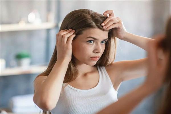 تساقط الشعرعند النساء قد يشير إلى مشاكل صحية