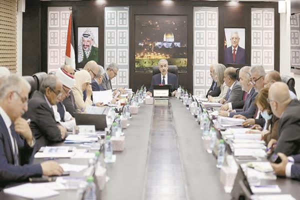 رئيس الوزراء الفلسطيني فى اجتماع مع أعضاء الحكومة   