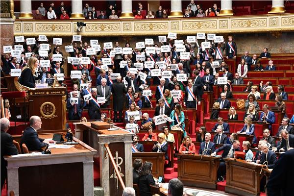 البرلمان الفرنسي بعد الفشل في حجب الثقة عن الحكومة 