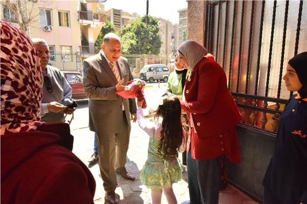 محافظ أسيوط يشهد احتفالية عيد الأم بمكتبة مصر العامة بمشاركة أطفال روضة بعض المدارس