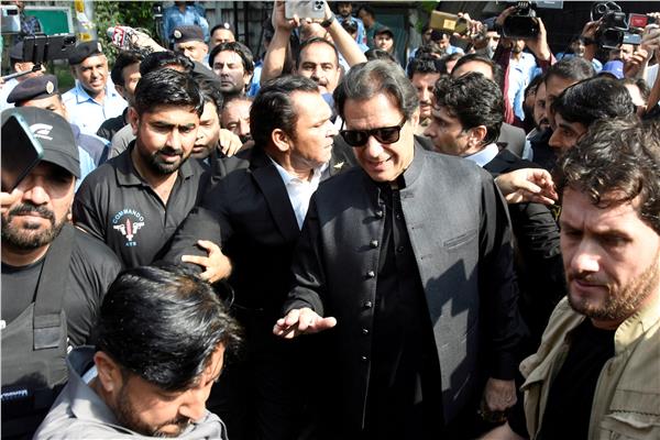 محكمة باكستانية تُطلق سراح عمران خان بكفالة مالية في قضيتين جديدتين