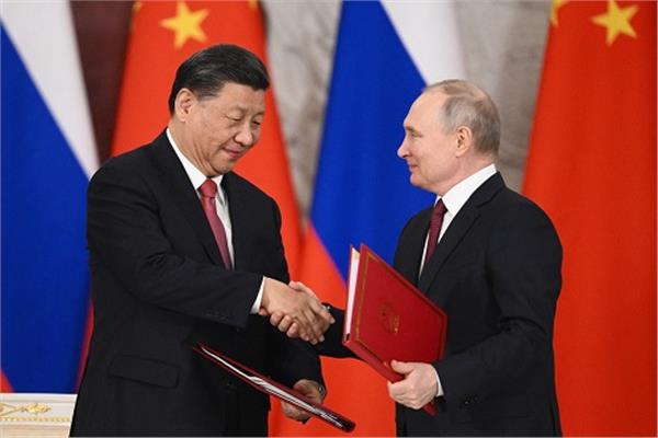 الرئيس الروسي فلاديمير بوتين مع نظيره الصيني شي جين بينج 