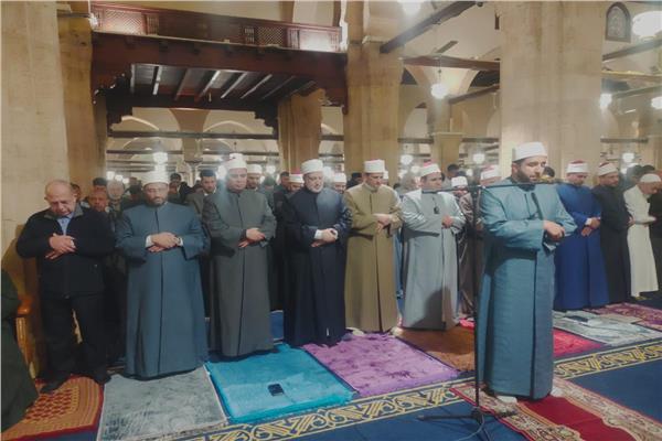 وكيل الأزهر يشارك المصلين أول صلاة تراويح بشهر رمضان بالجامع الأزهر 
