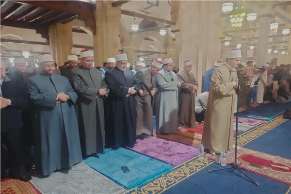 الشيخ أسامة الحديدي يؤم المصلين في التراويح بالجامع الازهر برواية قالون عن نافع