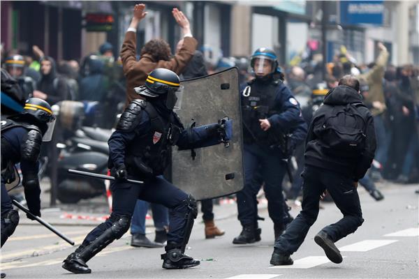 الشرطة الفرنسية ومحتجين