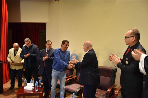 تكريم رئيس الاتحاد للواء إسماعيل الفار المدير التنفيذى للمجلس القومى للشباب