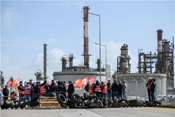 إضراب عمال مصافي النفط في فرنسا