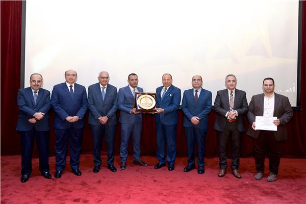 جامعة المنصورة تكرم الكليات والفرق الفائزة بجوائز التميز الحكومى 