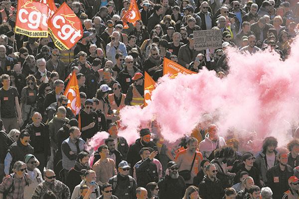تواصل الاحتجاجات ضد تعديلات قانون التقاعد فى مرسيليا جنوب شرق فرنسا               «صورة من أ ف ب»