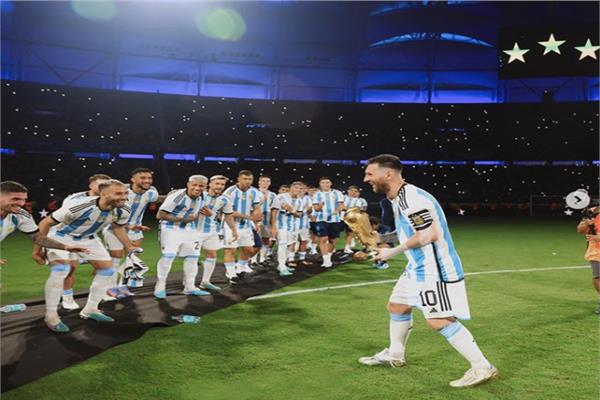 ميسي مع زملائه بمنتخب الأرجنتين بعد الفوز بكأس العالم 2022