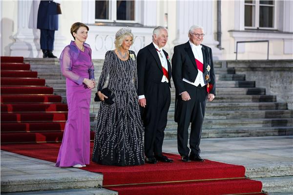 الملك تشارلز الثالث وزجته خلال مأدبة عشاء أقامها الرئيس الألماني وزوجته