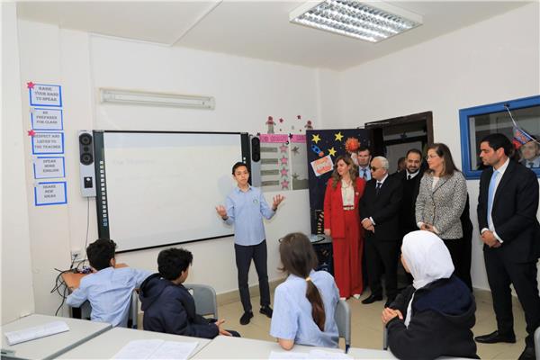 الدكتورة هالة السعيد  ووزير التعليم اثناء زيارة مدرسة مدينتي للغات