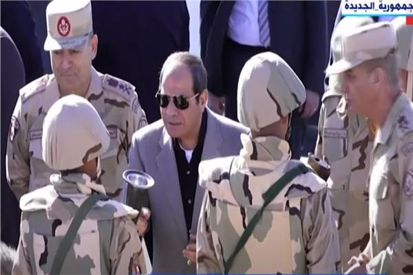 الرئيس عبدالفتاح السيسي  خلال لقاء الجنود