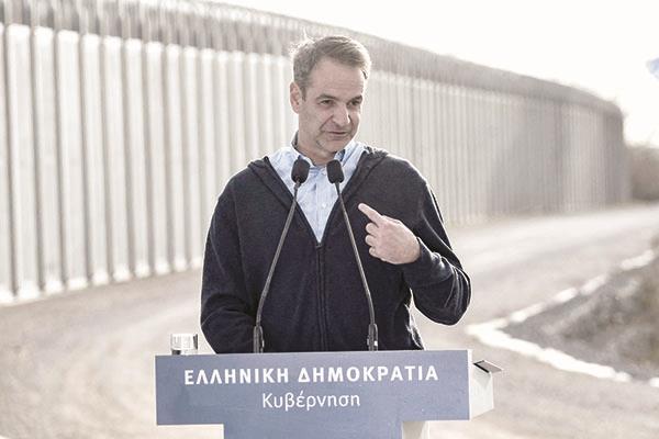 رئيس الوزراء اليونانى قرب الحدود مع تركيا (أ ف ب)