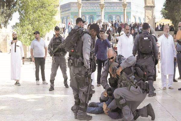شرطة الاحتلال تعتقل فلسطينيًا بكل وحشية