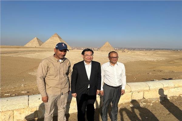 وزير الثقافة والسياحة الصيني خلال زيارته للاهرامات