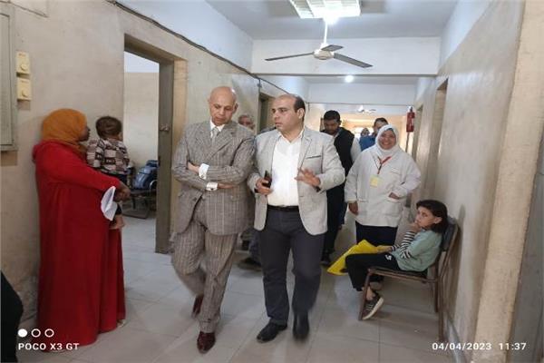 الدكتور هشام شوقي مسعود وكيل وزارة الصحة بالشرقية خلال تفقده القافلة الطبية العلاجية الشاملة بقرية الظواهري