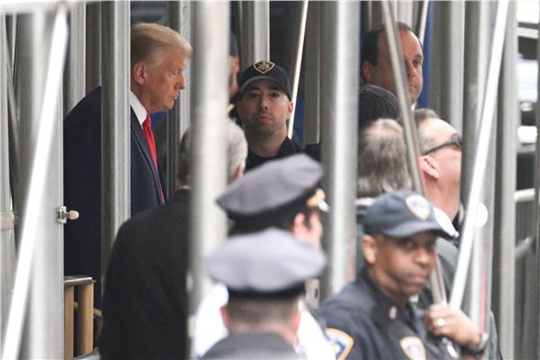دونالد ترامب خلال مغادرة قاعة المحكمة في مانهاتن
