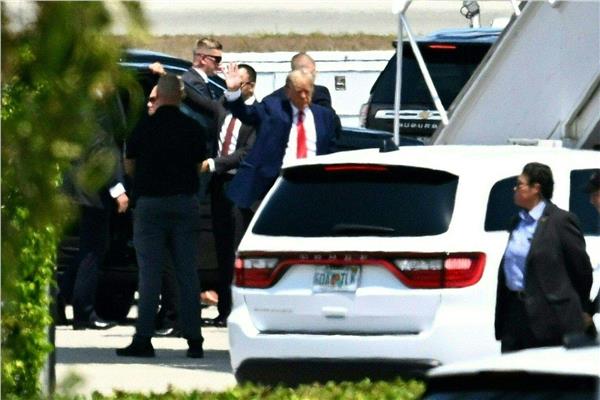 دونالد ترامب اثناء مغادرة نيويورك على متن طائرته الخاصة 