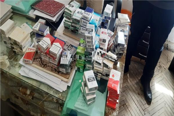 ضبط سجائر و مشروبات مجهولة المصدر في حملة تموينية بالإسكندرية