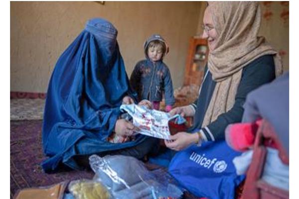 اليونيسف توزع مجموعات مستلزمات الأطفال حديثي الولادة في مقاطعة بدخشان بأفغانستان