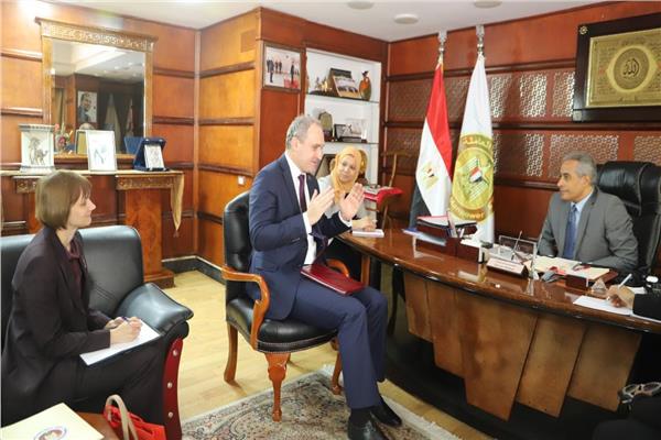 حسن شحاتة وزير القوى العاملة خلال لقاءه بسفير بيلاروسيا في القاهرة