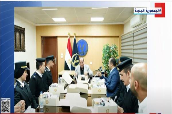 الرئيس السيسي يتناول وجبة الإفطار مع ضباط وأفراد قسم شرطة مدينة نصر أول