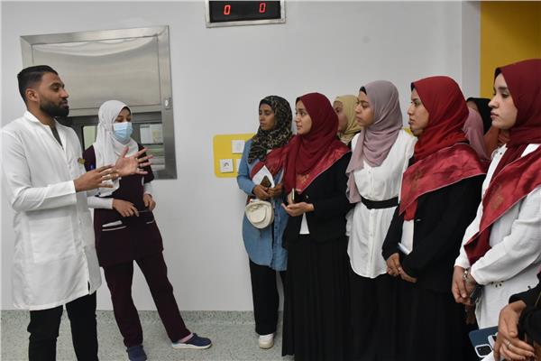 طلاب جامعة الاقصر يزورون مستشفى العديسات التخصصي