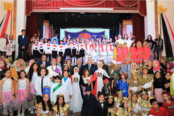 فاعليات احتفالية للنشاط الفنى والمسرحى بمسرح مدرسة النصر للغات