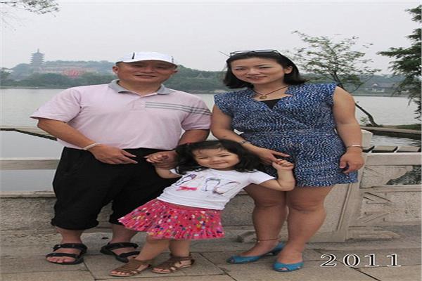 صيني يوثق رحلة حياته في نفس المكان من الابنة حتى الحفيدة