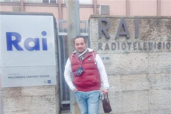 محرر الأخبار بمقر قناة «RAI NEWS» الإيطالية