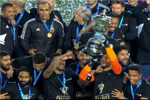 لاعبو الأهلي يحملون كأس مصر الـ 38 في تاريخ النادي