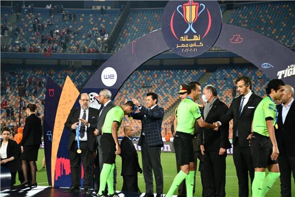 وزير الشباب والرياضة يسلم الميداليات في نهائي كأس مصر