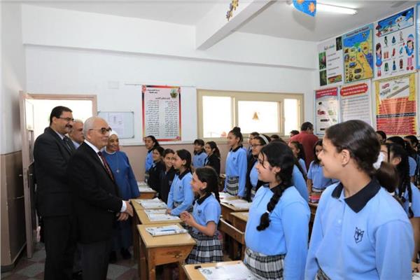 وزير التعليم خلال تفقده إحدى المدارس