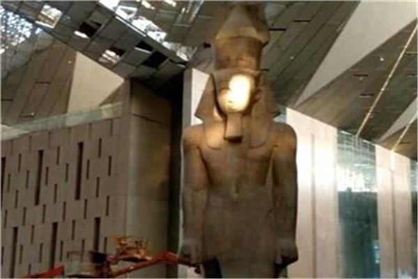 تمثال رمسيس داخل بهو المتحف المصري الكبير