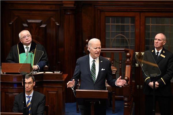 الرئيس الأمريكي جو بايدن خلال إلقاء كلمته في البرلمان الأيرلندي 