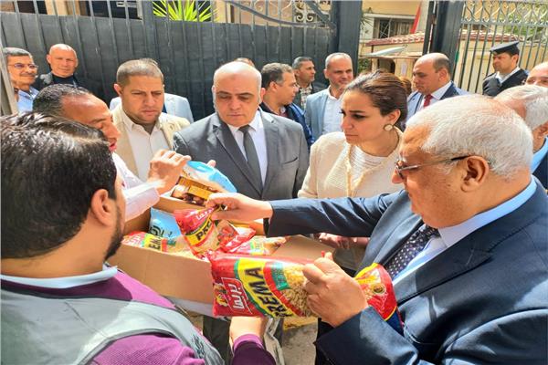 البنك الزراعي المصري يوزع المساهمات الغذائية