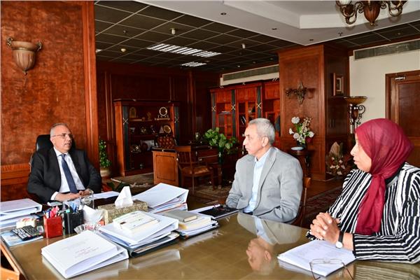 اجتماع وزيرالرى مع رئيس الهيئة المصرية العامة للمساحة