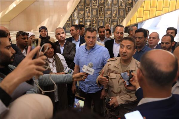 وزير السياحة والآثار يقوم بجولة تفقدية بالمتحف المصري الكبير