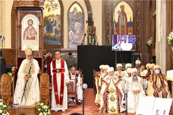 البابا تواضروس يجسد مشهد القيامة بكاتدرائية العباسية      