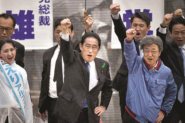 رئيس الوزراء الياباني وسط اعضاء حملته الانتخابية
