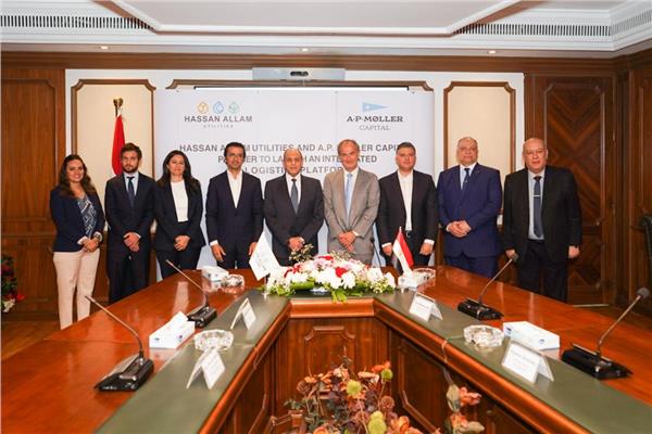 وزير الطيران المدنى يلتقى وفدًا من شركتي مصرية ودنماركية لبحث الفرص الاستثمارية