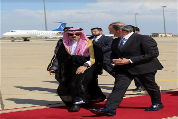 فيصل بن فرحان وزير الخارجية السعودي أثناء وصوله مطار دمشق الدولي